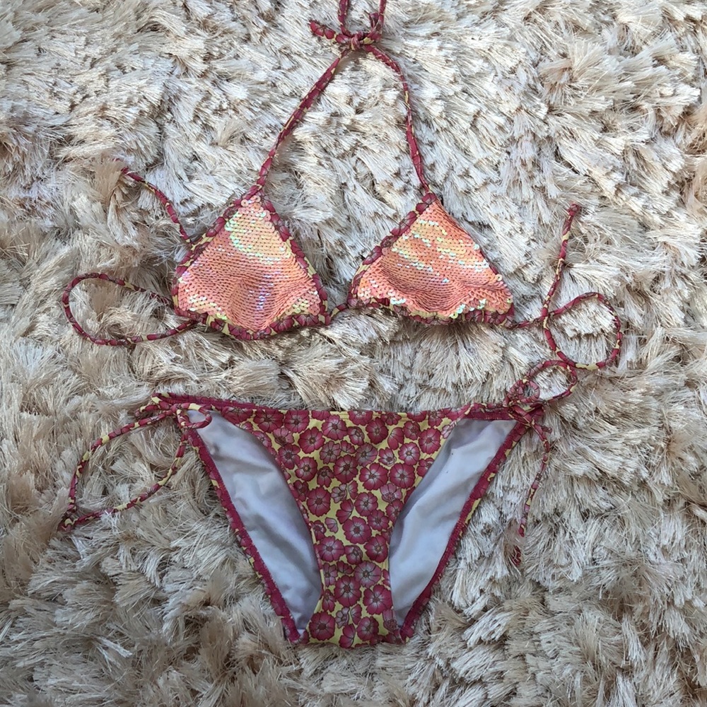 Floral VS bikini
